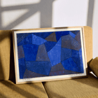 Formes géométriques bleues abstraites dans Rocks at Night de Paul Klee. Poster présente une œuvre d'art abstraite géométrique bleue intitulée Rocks at Night de Paul Klee avec des nuances et des textures variées.