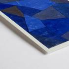 Formes géométriques bleues abstraites dans Rocks at Night de Paul Klee. Poster présente une œuvre d'art abstraite géométrique bleue intitulée Rocks at Night de Paul Klee avec des nuances et des textures variées.