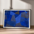 Formes géométriques bleues abstraites dans Rocks at Night de Paul Klee. Poster présente une œuvre d'art abstraite géométrique bleue intitulée Rocks at Night de Paul Klee avec des nuances et des textures variées.