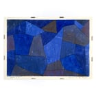 Abstrakte blaue geometrische Formen in „Felsen bei Nacht“ von Paul Klee. Poster zeigt ein blaues geometrisches abstraktes Kunstwerk mit dem Titel „Felsen bei Nacht“ von Paul Klee mit verschiedenen Schattierungen und Texturen.
