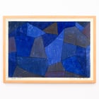 Abstrakte blaue geometrische Formen in „Felsen bei Nacht“ von Paul Klee. Poster zeigt ein blaues geometrisches abstraktes Kunstwerk mit dem Titel „Felsen bei Nacht“ von Paul Klee mit verschiedenen Schattierungen und Texturen.