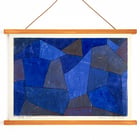 Abstrakte blaue geometrische Formen in „Felsen bei Nacht“ von Paul Klee. Poster zeigt ein blaues geometrisches abstraktes Kunstwerk mit dem Titel „Felsen bei Nacht“ von Paul Klee mit verschiedenen Schattierungen und Texturen.