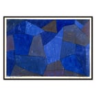 Abstrakte blaue geometrische Formen in „Felsen bei Nacht“ von Paul Klee. Poster zeigt ein blaues geometrisches abstraktes Kunstwerk mit dem Titel „Felsen bei Nacht“ von Paul Klee mit verschiedenen Schattierungen und Texturen.