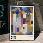 Farbenfrohes abstraktes Design von Paul Klee mit dem Titel „Farbenfrohe Architektur“ Poster zeigt abstrakte geometrische Kunst von Paul Klee mit dem Titel „Farbenfrohe Architektur“ mit lebendigen Formen und Farben.