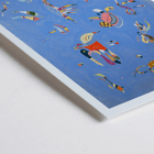 Obra abstracta azul de Wassily Kandinsky titulada Bleu de Ciel con formas geométricas coloridas Póster de Bleu de Ciel de Wassily Kandinsky que muestra formas abstractas en colores vibrantes sobre un fondo azul.