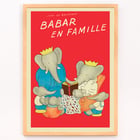Illustration der Elefantenfamilie aus Babar en famille von Jean de Brunhoff. Poster von Elefanten, die gemeinsam „Babar en famille“ von Jean de Brunhoff mit rotem Hintergrund und Familienthema lesen.