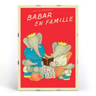 Illustration der Elefantenfamilie aus Babar en famille von Jean de Brunhoff. Poster von Elefanten, die gemeinsam „Babar en famille“ von Jean de Brunhoff mit rotem Hintergrund und Familienthema lesen.