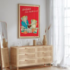 Illustration der Elefantenfamilie aus Babar en famille von Jean de Brunhoff. Poster von Elefanten, die gemeinsam „Babar en famille“ von Jean de Brunhoff mit rotem Hintergrund und Familienthema lesen.