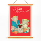 Illustration der Elefantenfamilie aus Babar en famille von Jean de Brunhoff. Poster von Elefanten, die gemeinsam „Babar en famille“ von Jean de Brunhoff mit rotem Hintergrund und Familienthema lesen.