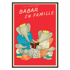 Illustration der Elefantenfamilie aus Babar en famille von Jean de Brunhoff. Poster von Elefanten, die gemeinsam „Babar en famille“ von Jean de Brunhoff mit rotem Hintergrund und Familienthema lesen.