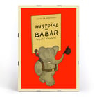 Illustration of a cheerful elephant carrying a hat from Histoire de Babar by Jean de Brunhoff. Poster of an elephant holding a hat by Jean de Brunhoff titled Histoire de Babar on a red background.
