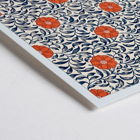 Dekoratives Blumenmuster von Owen Jones mit dem Titel Blumenmuster Beispiele für chinesische Ornamente Poster mit Blumenmuster-Kunstwerk mit dem Titel „Blumenmuster Beispiele für chinesisches Ornament“ von Owen Jones mit roten Blumen und blauen Blättern