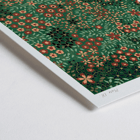 Kunstwerk mit Blumenmuster von GA Audsley in The Ornamental Arts Of Japan IX. Poster mit komplizierten Blumenmustern aus „The Ornamental Arts Of Japan“ von GA Audsley in leuchtenden Grün- und Rottönen.