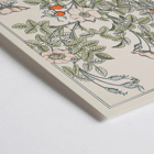 Blumenkunst mit Rosen und Blättern von Maurice Pillard Verneuil mit dem Titel Eglantier. Poster mit floralem Design von Maurice Pillard Verneuil mit dem Titel Eglantier mit komplizierten Mustern und Pastellfarben