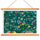 Grünes botanisches Muster von Owen Jones, lebendiges Blumenkunstwerk. Poster mit lebendigem Blumenmuster auf blaugrünem Hintergrund aus dem Kunstwerk „Green Botanical Pattern“ von Owen Jones.