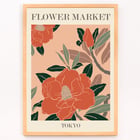 Kunstwerk „Blumenmarkt – Tokio“ von Moryarty mit leuchtend orangefarbenen Blüten und grünen Blättern Poster mit großen roten Blumen und grünen Blättern mit dem Text Flower Market Tokyo von Moryarty in fetten Buchstaben auf beigem Hintergrund.