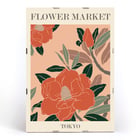 Kunstwerk „Blumenmarkt – Tokio“ von Moryarty mit leuchtend orangefarbenen Blüten und grünen Blättern Poster mit großen roten Blumen und grünen Blättern mit dem Text Flower Market Tokyo von Moryarty in fetten Buchstaben auf beigem Hintergrund.