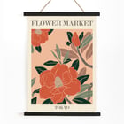 Kunstwerk „Blumenmarkt – Tokio“ von Moryarty mit leuchtend orangefarbenen Blüten und grünen Blättern Poster mit großen roten Blumen und grünen Blättern mit dem Text Flower Market Tokyo von Moryarty in fetten Buchstaben auf beigem Hintergrund.