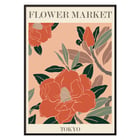 Kunstwerk „Blumenmarkt – Tokio“ von Moryarty mit leuchtend orangefarbenen Blüten und grünen Blättern Poster mit großen roten Blumen und grünen Blättern mit dem Text Flower Market Tokyo von Moryarty in fetten Buchstaben auf beigem Hintergrund.