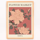 Botanische Illustration eines Rosenblumenmarkts – Seoul von Moryarty Poster mit einem Blumendesign mit dem Titel Flower Market - Seoul von Moryarty mit rosa Blumen und grünen Blättern auf rotem Hintergrund