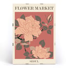 Botanische Illustration eines Rosenblumenmarkts – Seoul von Moryarty Poster mit einem Blumendesign mit dem Titel Flower Market - Seoul von Moryarty mit rosa Blumen und grünen Blättern auf rotem Hintergrund