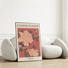 Botanische Illustration eines Rosenblumenmarkts – Seoul von Moryarty Poster mit einem Blumendesign mit dem Titel Flower Market - Seoul von Moryarty mit rosa Blumen und grünen Blättern auf rotem Hintergrund