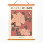Botanische Illustration eines Rosenblumenmarkts – Seoul von Moryarty Poster mit einem Blumendesign mit dem Titel Flower Market - Seoul von Moryarty mit rosa Blumen und grünen Blättern auf rotem Hintergrund