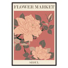 Botanische Illustration eines Rosenblumenmarkts – Seoul von Moryarty Poster mit einem Blumendesign mit dem Titel Flower Market - Seoul von Moryarty mit rosa Blumen und grünen Blättern auf rotem Hintergrund