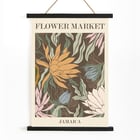 Farbenfrohe botanische Illustration von Moryarty mit dem Titel Flower Market - Jamaica Poster mit lebendigem Blumenkunstwerk mit tropischen Blumen und Blättern mit dem Titel Flower Market - Jamaica von Moryarty