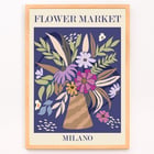 Farbenfrohes Blumenkunstwerk „Flower Market Milano“ von Moryarty, das leuchtende Blumen in einer Vase zeigt. Poster mit dem Kunstwerk „Flower Market – Milano“ von Moryarty, das einen bunten Blumenstrauß in einer gestreiften Vase zeigt.