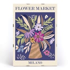 Farbenfrohes Blumenkunstwerk „Flower Market Milano“ von Moryarty, das leuchtende Blumen in einer Vase zeigt. Poster mit dem Kunstwerk „Flower Market – Milano“ von Moryarty, das einen bunten Blumenstrauß in einer gestreiften Vase zeigt.