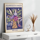 Farbenfrohes Blumenkunstwerk „Flower Market Milano“ von Moryarty, das leuchtende Blumen in einer Vase zeigt. Poster mit dem Kunstwerk „Flower Market – Milano“ von Moryarty, das einen bunten Blumenstrauß in einer gestreiften Vase zeigt.