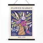 Farbenfrohes Blumenkunstwerk „Flower Market Milano“ von Moryarty, das leuchtende Blumen in einer Vase zeigt. Poster mit dem Kunstwerk „Flower Market – Milano“ von Moryarty, das einen bunten Blumenstrauß in einer gestreiften Vase zeigt.