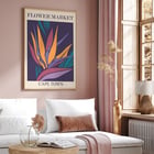 Obra abstracta colorida de flores tropicales Mercado de flores - Ciudad del Cabo por Moryarty Póster presenta la obra de arte titulada Flower Market - Cape Town de Moryarty que representa una vibrante flor de ave del paraíso en estilo abstracto