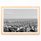 Blick auf Barcelona von Gustav Klimt, Stadtbild-Fotografie-Kunstwerk. Schwarz-weißes Poster der Skyline von Barcelona mit Meer von Anonymous mit dem Titel „Blick auf Barcelona“.