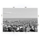 Blick auf Barcelona von Gustav Klimt, Stadtbild-Fotografie-Kunstwerk. Schwarz-weißes Poster der Skyline von Barcelona mit Meer von Anonymous mit dem Titel „Blick auf Barcelona“.
