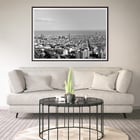 Blick auf Barcelona von Gustav Klimt, Stadtbild-Fotografie-Kunstwerk. Schwarz-weißes Poster der Skyline von Barcelona mit Meer von Anonymous mit dem Titel „Blick auf Barcelona“.