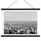 Blick auf Barcelona von Gustav Klimt, Stadtbild-Fotografie-Kunstwerk. Schwarz-weißes Poster der Skyline von Barcelona mit Meer von Anonymous mit dem Titel „Blick auf Barcelona“.