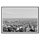 Blick auf Barcelona von Gustav Klimt, Stadtbild-Fotografie-Kunstwerk. Schwarz-weißes Poster der Skyline von Barcelona mit Meer von Anonymous mit dem Titel „Blick auf Barcelona“.