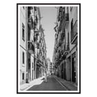 Schwarzweißfotografie von Street of Barcelona, die einen Mann zeigt, der eine schmale Stadtstraße entlanggeht. Schwarzweißposter mit der Abbildung einer schmalen Straße in Barcelona mit dem Titel „Straße von Barcelona“ und einer Person in der Mitte.