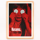 Ritratto dai toni rossi di Yayoi Kusama intitolato Love Forever. Poster raffigura una ragazza sui toni del rosso che tiene in mano cartelli circolari con la scritta Love Forever, realizzata dall'artista Yayoi Kusama.