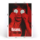 Ritratto dai toni rossi di Yayoi Kusama intitolato Love Forever. Poster raffigura una ragazza sui toni del rosso che tiene in mano cartelli circolari con la scritta Love Forever, realizzata dall'artista Yayoi Kusama.