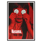 Ritratto dai toni rossi di Yayoi Kusama intitolato Love Forever. Poster raffigura una ragazza sui toni del rosso che tiene in mano cartelli circolari con la scritta Love Forever, realizzata dall'artista Yayoi Kusama.