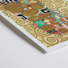 Abrazo vibrante en Cumplimiento de Gustav Klimt Póster de Fulfillment de Gustav Klimt presenta un diseño intrincado con figuras, patrones coloridos y fondos dorados en espiral.