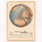 Europakarte mit Ziel Berlin von Manning aus dem Army Orientation Course von FE Poster mit einem stilisierten Globus mit Fokus auf Europa und Afrika und fettem Text Target Berlin Army Orientation Course von Manning FE