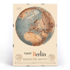 Europakarte mit Ziel Berlin von Manning aus dem Army Orientation Course von FE Poster mit einem stilisierten Globus mit Fokus auf Europa und Afrika und fettem Text Target Berlin Army Orientation Course von Manning FE