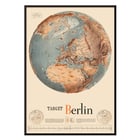 Europakarte mit Ziel Berlin von Manning aus dem Army Orientation Course von FE Poster mit einem stilisierten Globus mit Fokus auf Europa und Afrika und fettem Text Target Berlin Army Orientation Course von Manning FE