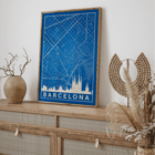 Minimalistische Karte von Barcelona von Moryarty mit ikonischen Sehenswürdigkeiten und Straßenverlauf in Blau und Weiß Poster zeigt eine detaillierte blaue minimalistische Karte von Barcelona mit der Skyline der Sehenswürdigkeiten mit dem Titel Minimalistische Karte von Barcelona 2 von Moryarty
