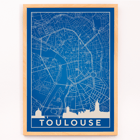Blau-weiße minimalistische Karte von Toulouse von Minimalist Toulouse Map Poster zeigt eine blaue minimalistische Karte von Toulouse mit weißen Gebäudesilhouetten am unteren Rand; Kunstwerk mit dem Titel „Minimalistische Karte von Toulouse“