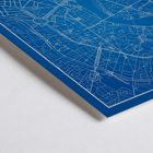 Blau-weiße minimalistische Karte von Toulouse von Minimalist Toulouse Map Poster zeigt eine blaue minimalistische Karte von Toulouse mit weißen Gebäudesilhouetten am unteren Rand; Kunstwerk mit dem Titel „Minimalistische Karte von Toulouse“